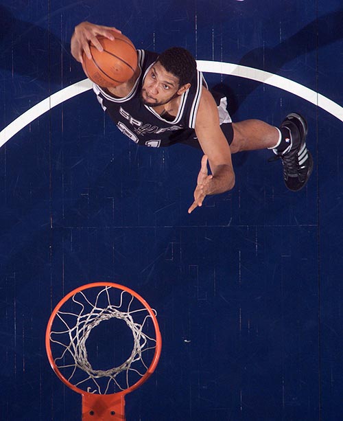 爱德华兹第三节7中5轰13分，带领森林狼追平比分（爱德华兹第三节7投5中砍13分，助森林狼扳平比分）