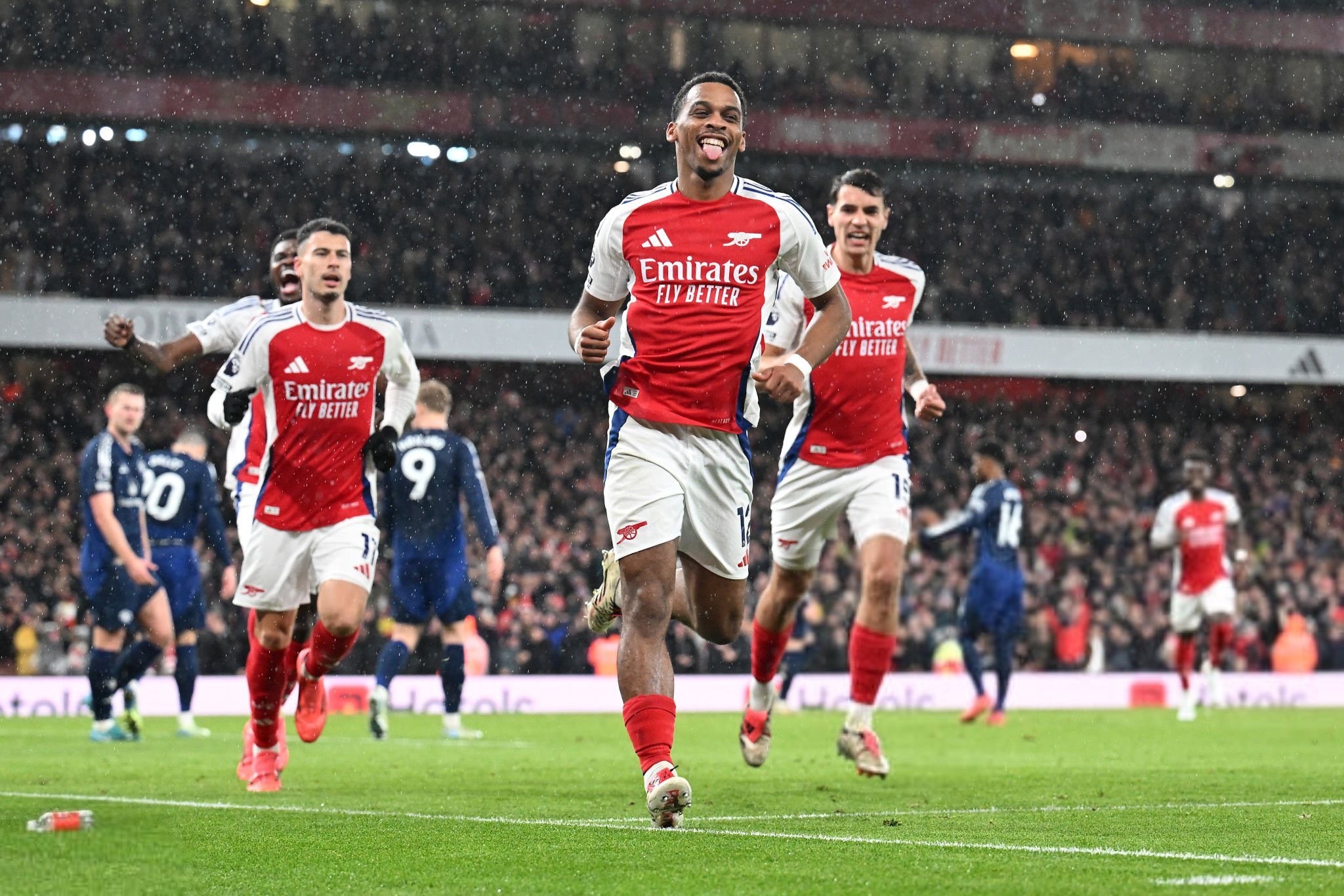 官方：沃尔夫斯堡主帅西蒙尼斯下课；带队10轮联赛距降级区1分（官宣：沃尔夫斯堡解聘主帅西蒙尼斯，执教10轮后球队仅高出降级区1分）