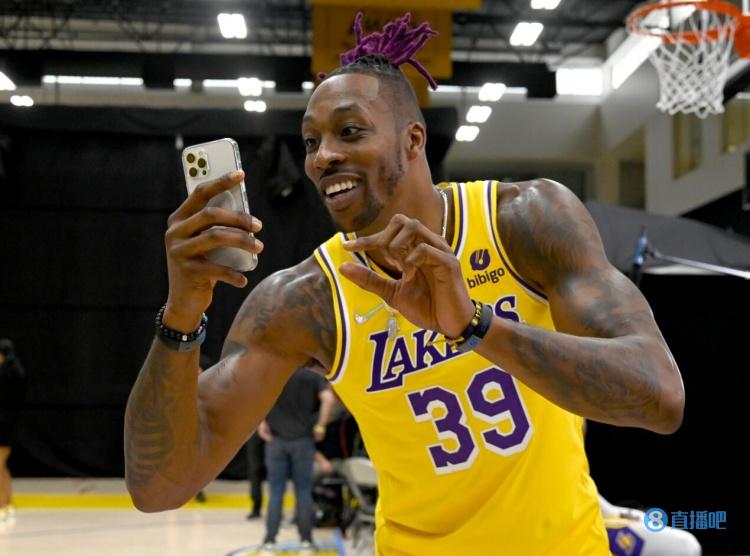 “罗马队友基情互动”，德罗西赛后新闻发布会被哲科亲吻（罗马队友暖心互动：德罗西在赛后发布会上被哲科亲吻）