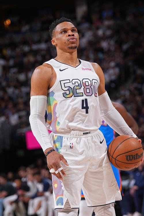 防守不稳，皇马近3场比赛场均被射门15次，此前14场仅为9.7次（皇马防线松动：近3战场均被对手射门15次，前14场仅9.7次）