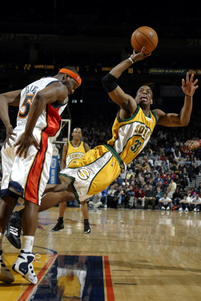 杨瀚森出战35分09秒，14中7砍下20分7板7助2断2帽（杨瀚森35分09秒高效14投7中，砍下20分7篮板7助攻并有2抢断2封盖）